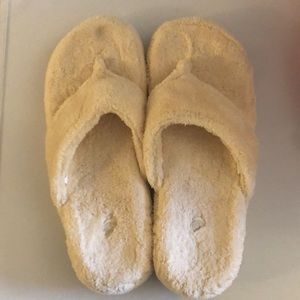 Acorn flip flop slippers size 8-9